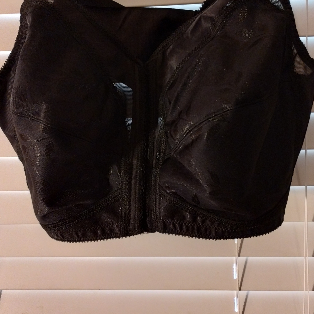 Playtex 18 hour bra size 48 C, front closure